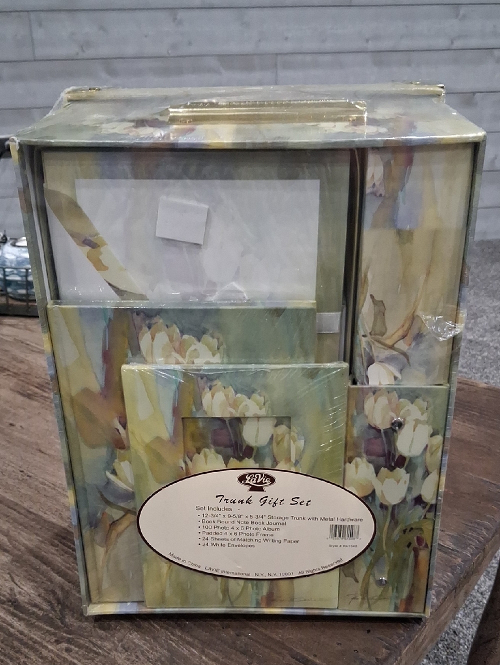 La Vie trunk gift set. Purple Green & Cream Tulips. NWT